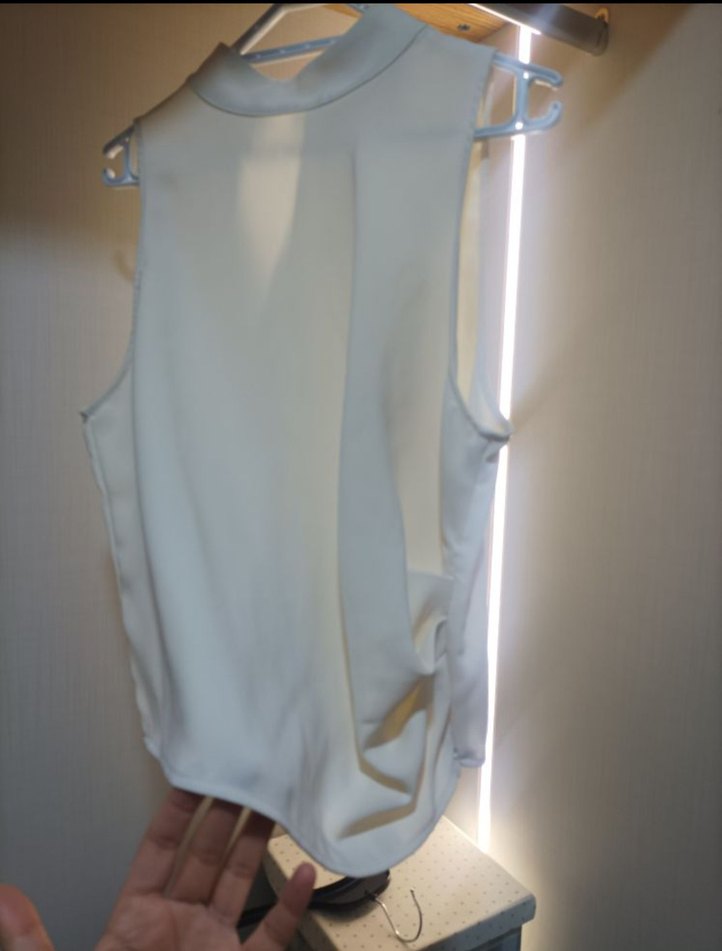 Beyaz Yüksek Yakalı Kolsuz Kadın bluz - Görsel 3