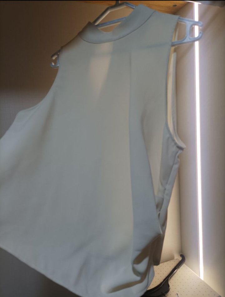 Beyaz Yüksek Yakalı Kolsuz Kadın bluz - Görsel 2