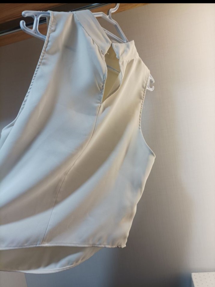 Beyaz Yüksek Yakalı Kolsuz Kadın bluz - Görsel 4