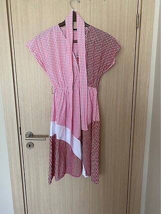 Pembe elbise