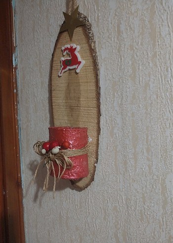 Ahşap Üzerinde Kırmızı Dekoratif Mum - Görsel 2