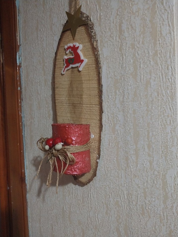 Ahşap Üzerinde Kırmızı Dekoratif Mum - Görsel 2