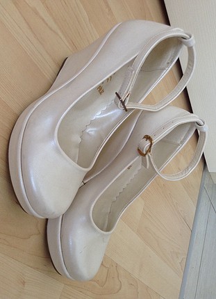 Sedefli beyaz dolgu topuk ayakkabı