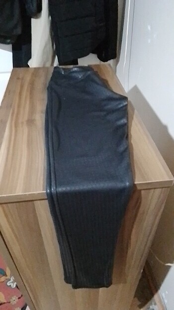 Deri gibi kumaşi var ama deri değil ,3 kez temiz kullanıldı m be