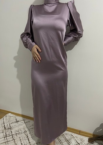 Zara Klasik Yüksek Yakalı Mor Saten Elbise