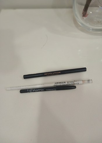 Koyu renkli göz kalemleri ve eyeliner seti