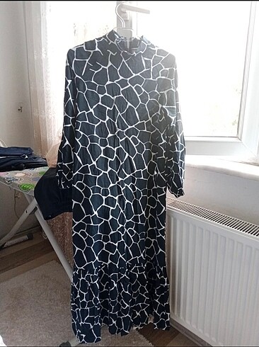 Tesettür ucları fırfırlı kolları büzgülü elbise