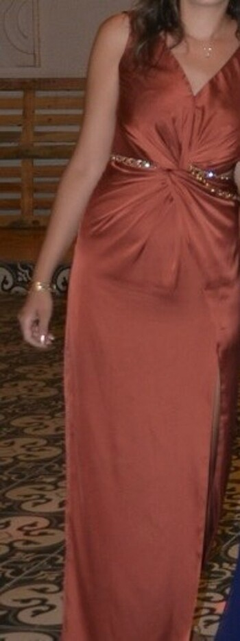 Kremit reng v yaka uzun yırtmaçlı elbise - Görsel 5