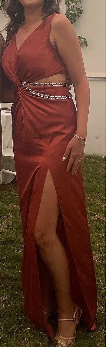 Kremit reng v yaka uzun yırtmaçlı elbise - Görsel 6