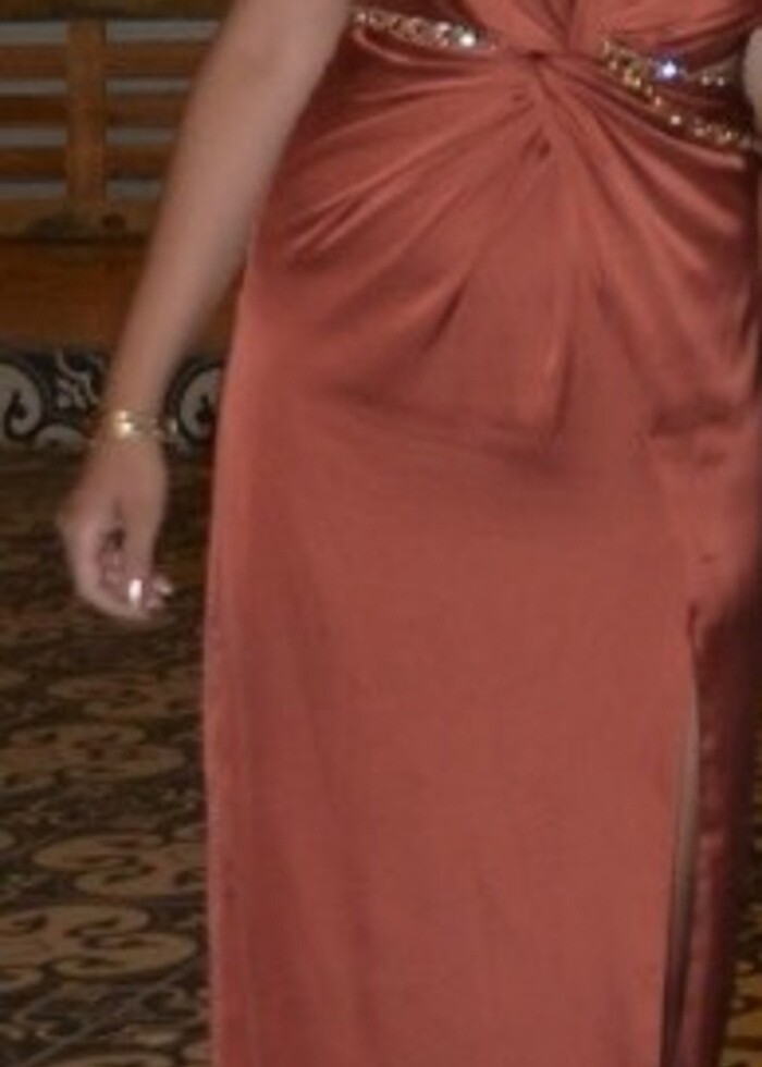 Kremit reng v yaka uzun yırtmaçlı elbise - Görsel 5