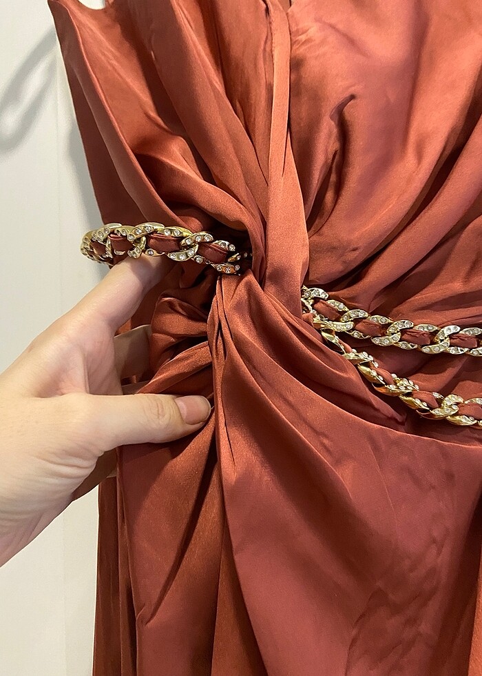 Kremit reng v yaka uzun yırtmaçlı elbise - Görsel 2