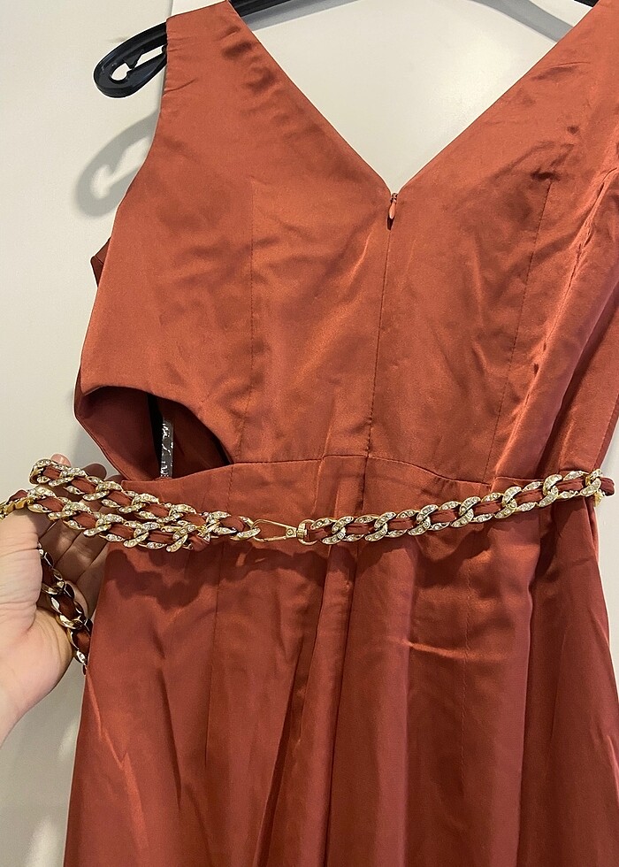 Kremit reng v yaka uzun yırtmaçlı elbise - Görsel 3