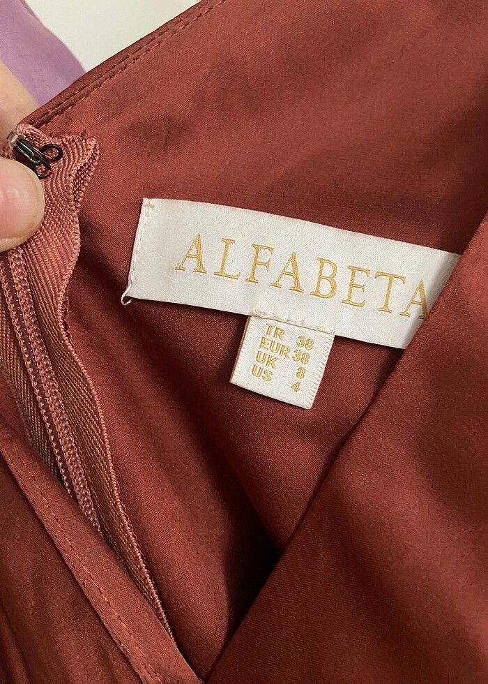 Kremit reng v yaka uzun yırtmaçlı elbise - Görsel 4