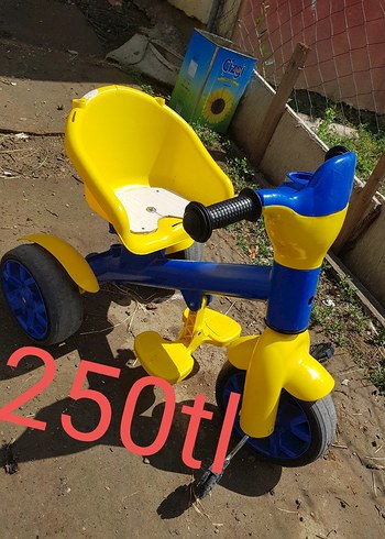 Çocuklar için renkli sarı scooter