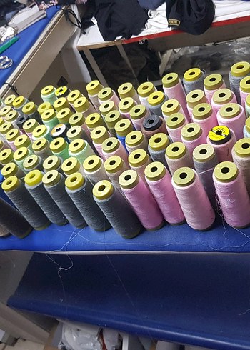 Pastel renkli çoklu iplik makarası seti