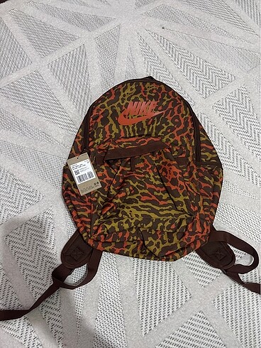 Leopar desenli sırt çantası