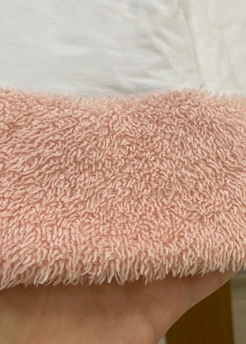 LC Waikiki Beyaz ve Pembe Peluş Detaylı Kız Elbisesi