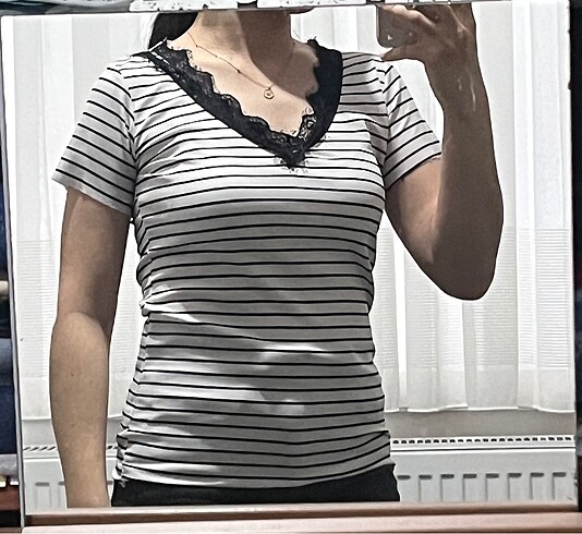 Kadın çizgili dantelli beyaz tshirt
