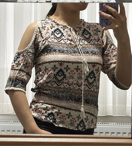 Kadın omzu açık etnik desenli renkli bluz