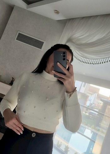 Dik Yaka İnci Detaylı Crop Triko