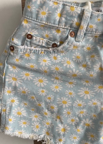 Mavi Çiçek Desenli Mini Kot Şort - Görsel 2