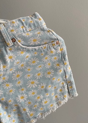 Mavi Çiçek Desenli Mini Kot Şort - Görsel 4