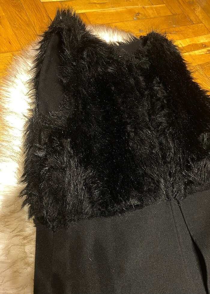 Siyah yakası kürk detaylı uzun yelek - Görsel 3