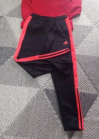 Kırmızı Fermuarlı Sweatshirt ve Siyah Spor Eşofman - Görsel 6