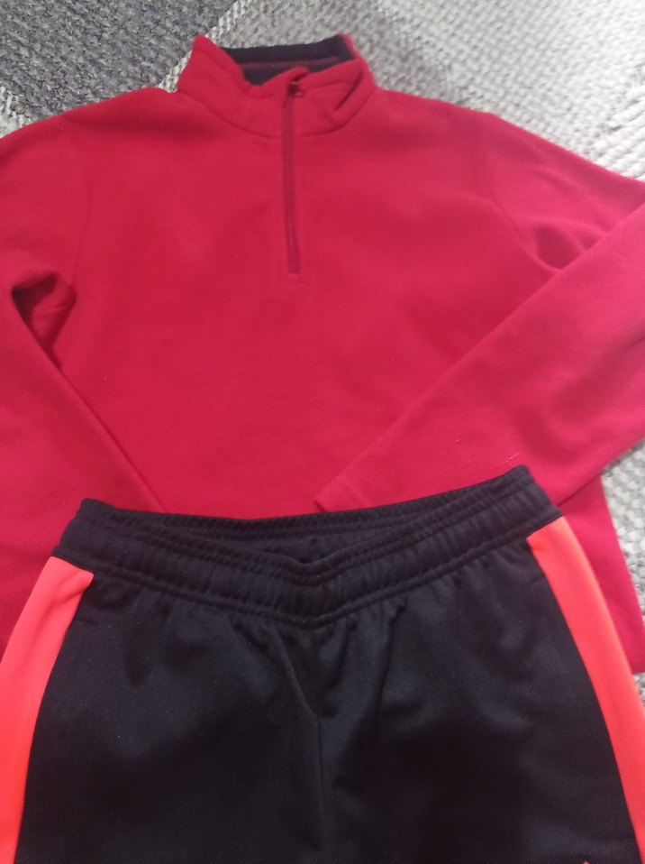 Kırmızı Fermuarlı Sweatshirt ve Siyah Spor Eşofman - Görsel 5