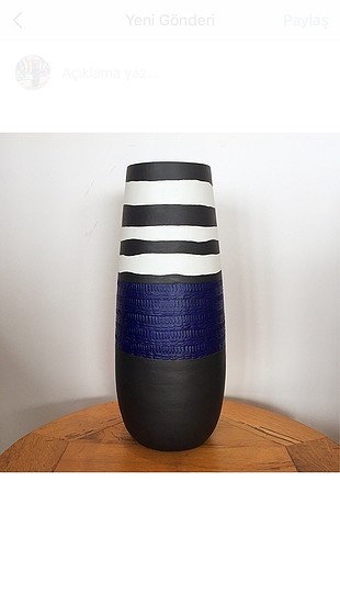 Siyah beyaz ve çivit mavi el boyaması vazo