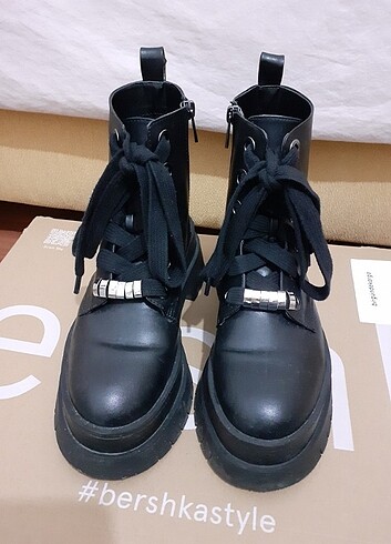 Bershka Metal Süslü Bot