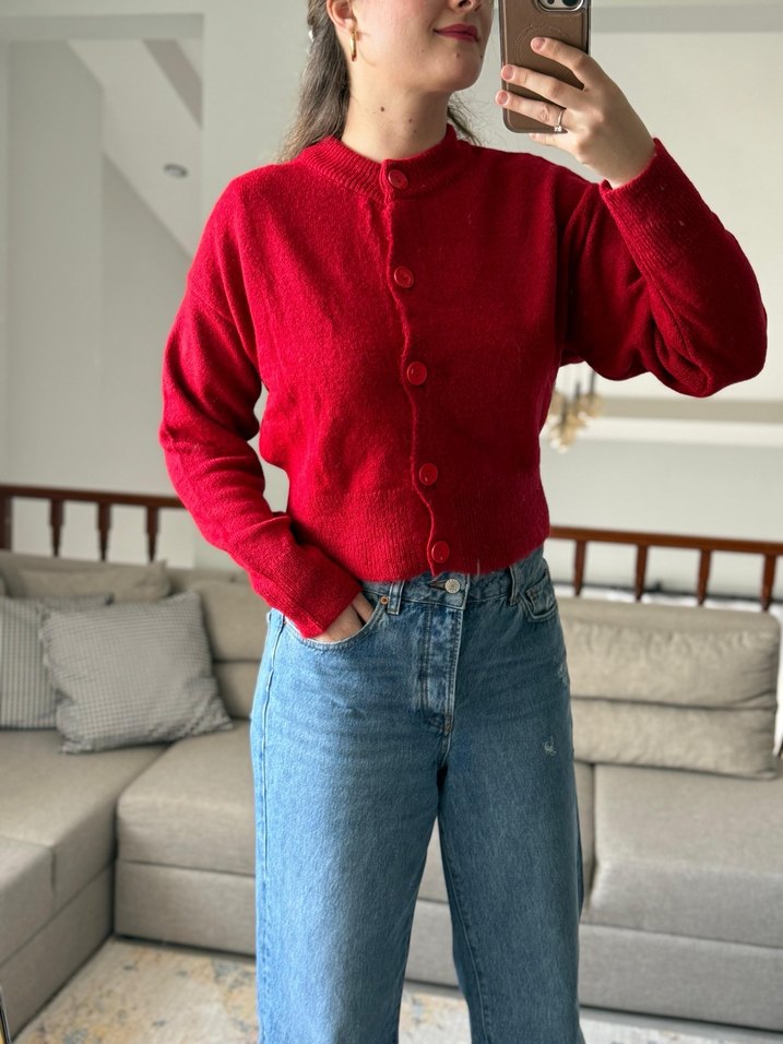 Kırmızı Düğmeli Kadın Triko Hırka - Görsel 3