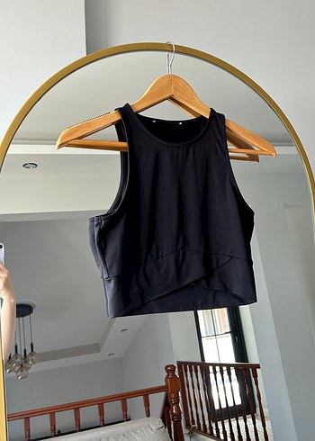 Siyah Yüksek Yakalı Kolsuz Crop Top