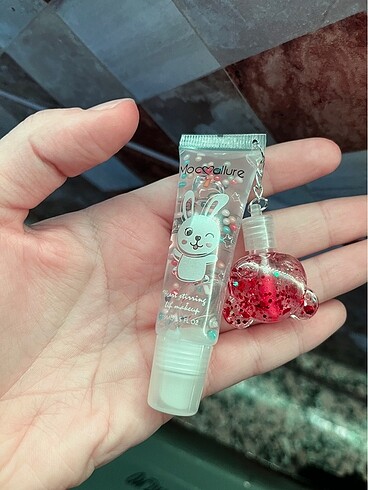 Charmlı lip gloss