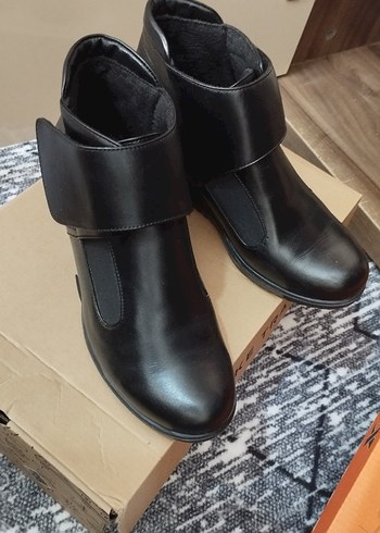 Siyah Deri Tokalı Kadın Bot - Görsel 3
