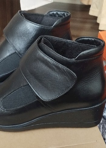 Siyah Deri Tokalı Kadın Bot - Görsel 2