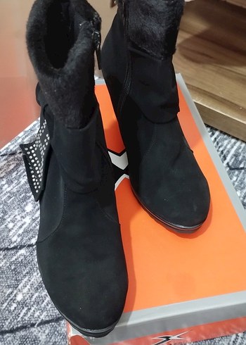 Siyah Süet Fiyonklu Yüksek Topuklu Bot - Görsel 2