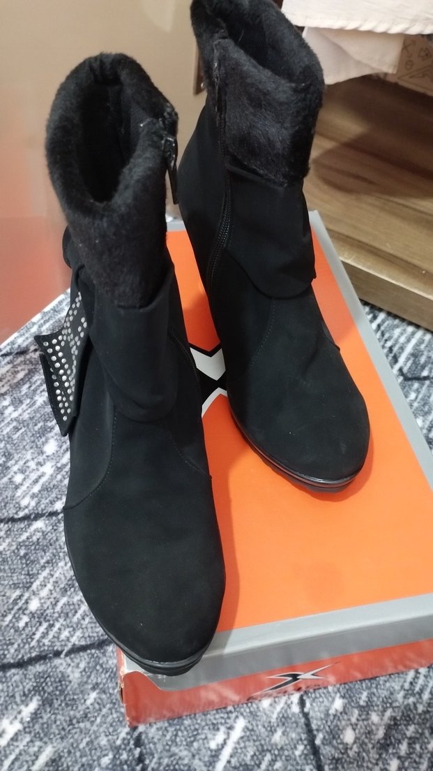 Siyah Süet Fiyonklu Yüksek Topuklu Bot - Görsel 2