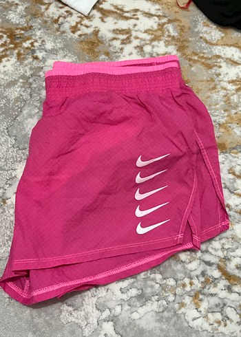 Parlak Pembe Mini Spor Şort nike