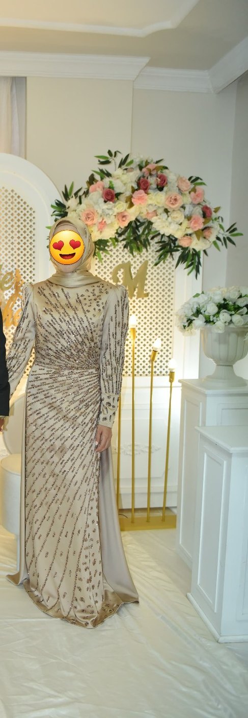 Drapeli Yüksek Yakalı Uzun Kollu Altın Renk Abiye - Görsel 3