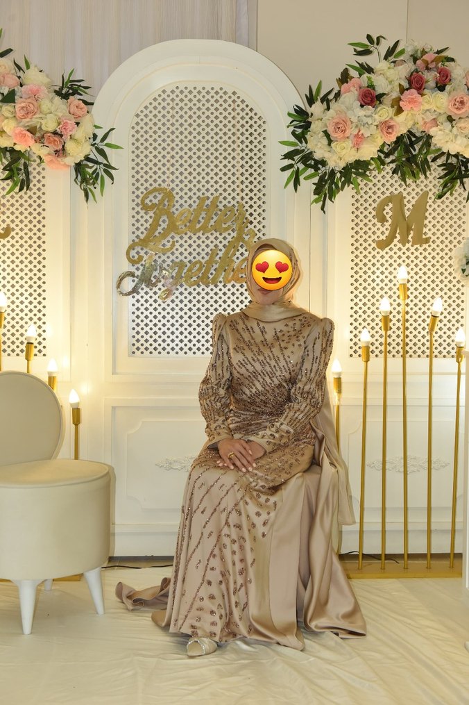 Drapeli Yüksek Yakalı Uzun Kollu Altın Renk Abiye - Görsel 5