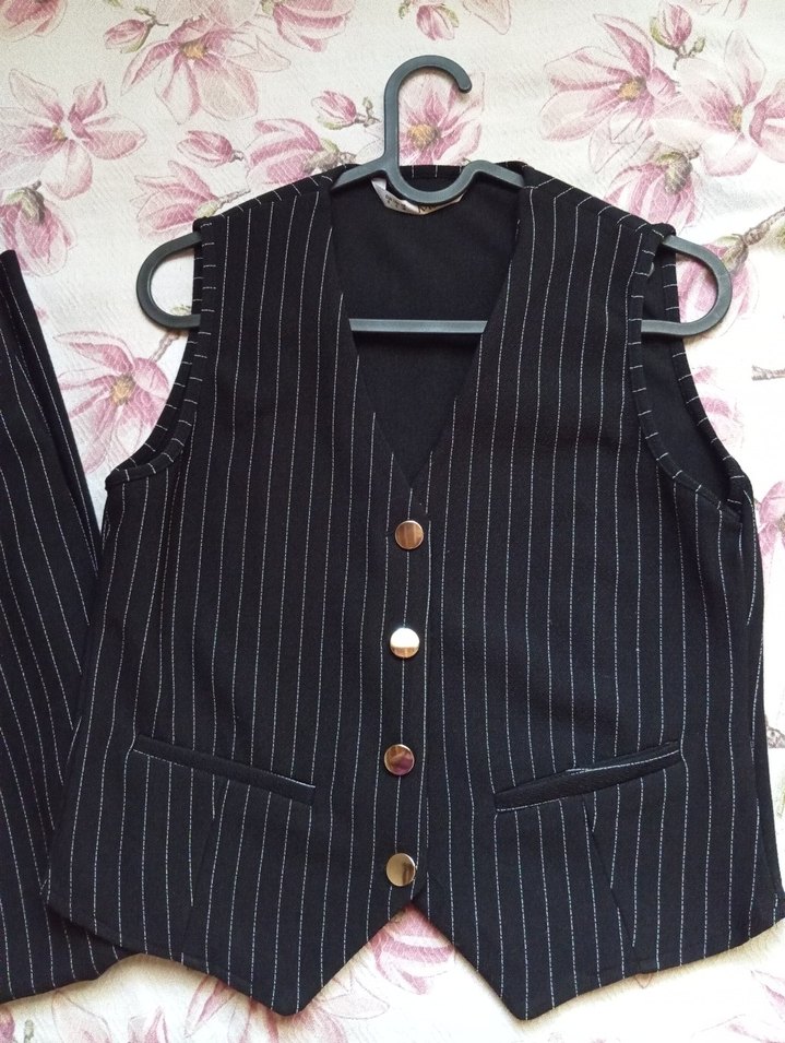 Swist Siyah Çizgili Düğmeli Yelek ve Pileli Palazzo - Görsel 4