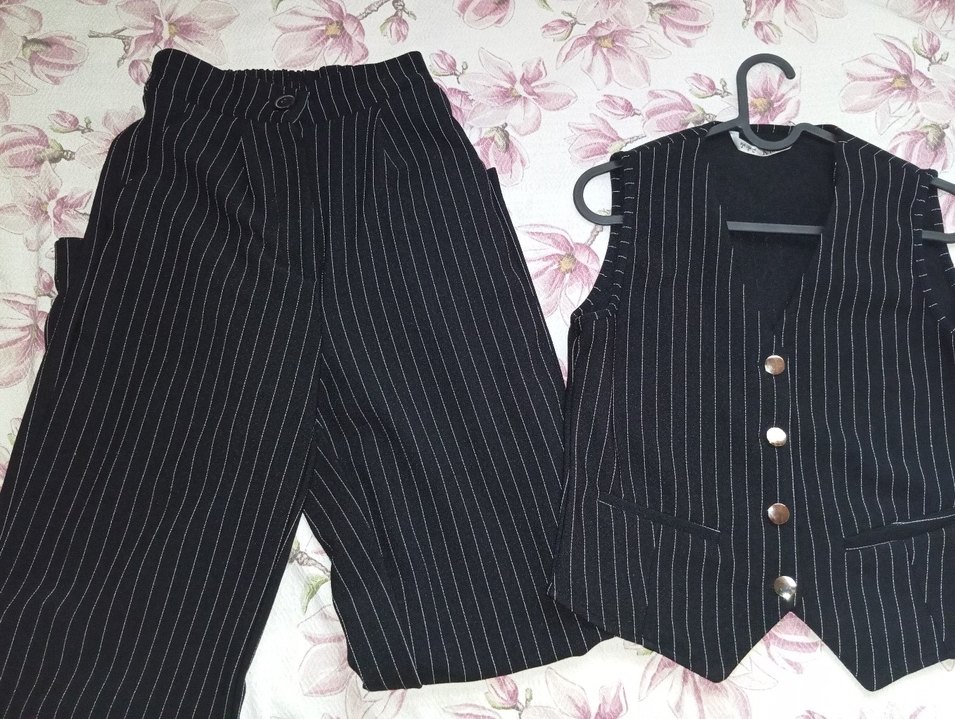 Swist Siyah Çizgili Düğmeli Yelek ve Pileli Palazzo - Görsel 3