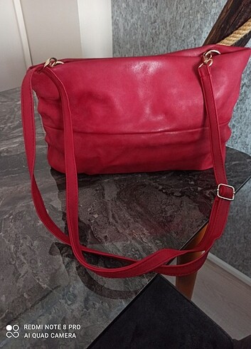 Kırmızı, yumuşacık, rahat, askıları çıkabilen kol çantası  - Görsel 3