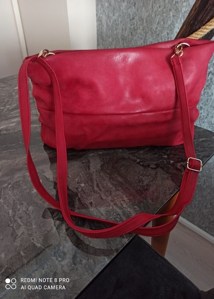 Kırmızı, yumuşacık, rahat, askıları çıkabilen kol çantası  - Görsel 3