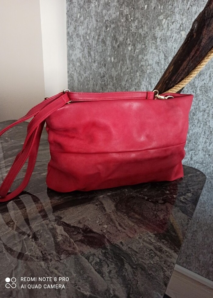 Kırmızı, yumuşacık, rahat, askıları çıkabilen kol çantası  - Görsel 4