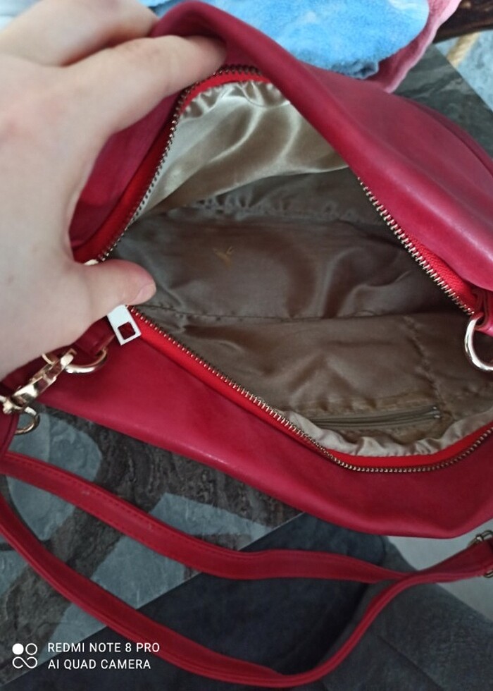 Kırmızı, yumuşacık, rahat, askıları çıkabilen kol çantası  - Görsel 5