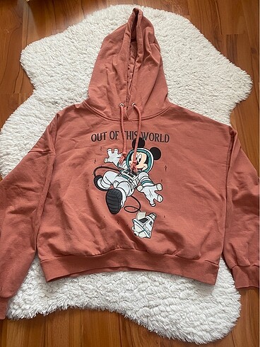 Lcw model sweat