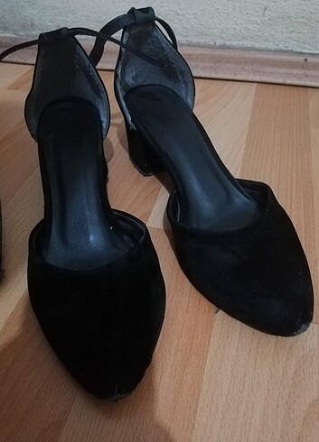 Siyah süet topuklu ayakkabı