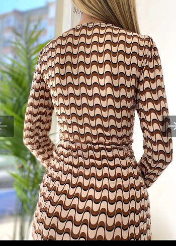 V Yaka Kahverengi Zebra Desenli Mini Elbise - Görsel 3